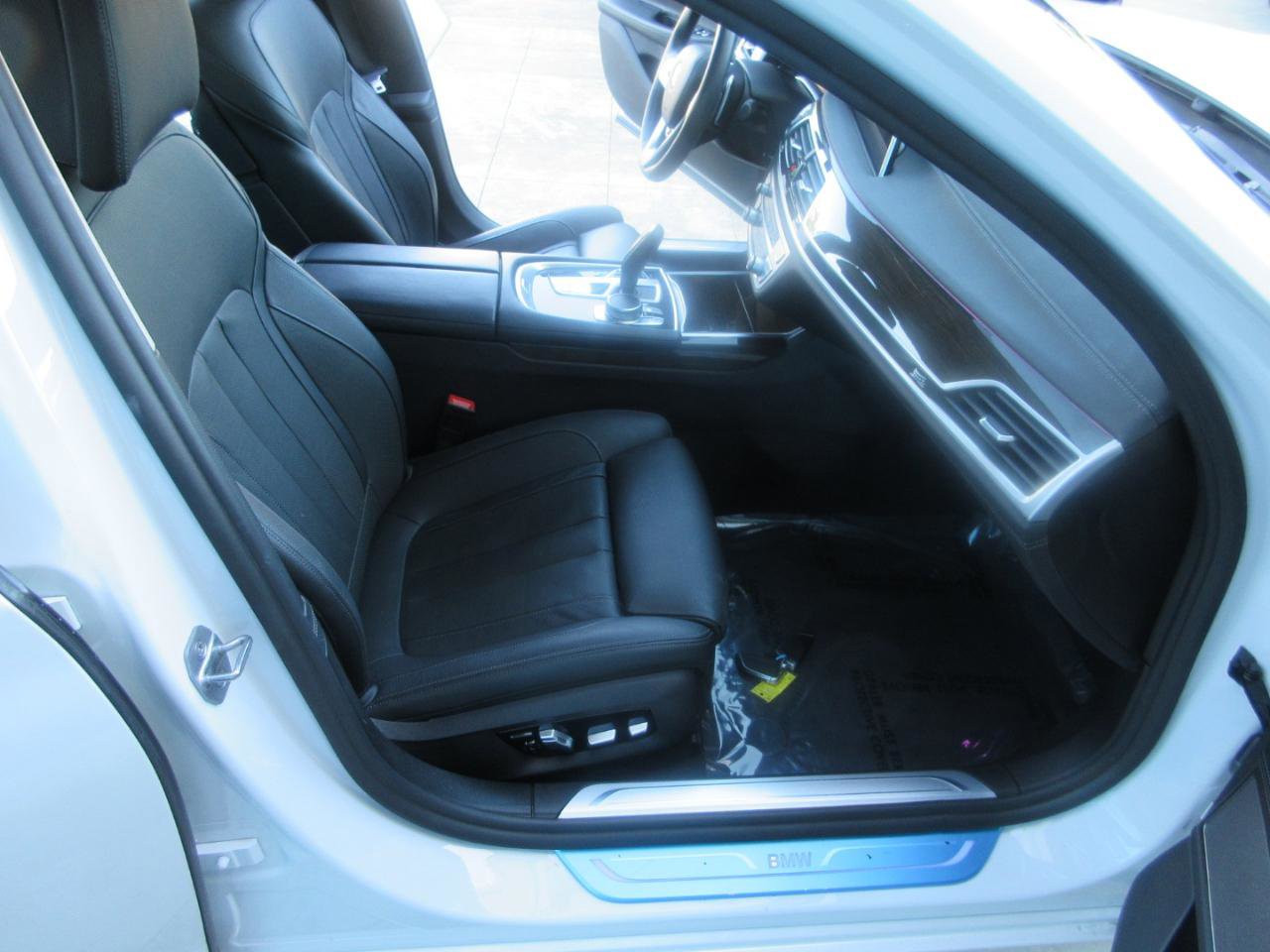 Used 2022 BMW 740i image 22