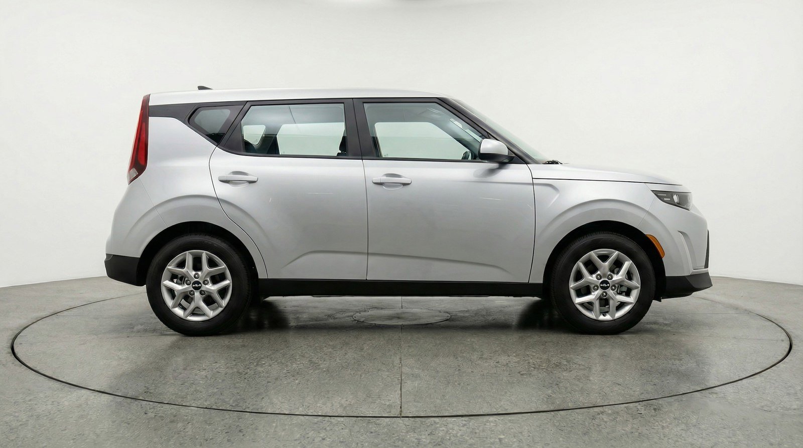 Used 2025 Kia Soul LX w/ LX Technology Package FWD image 8