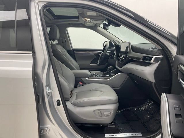 Used 2023 Toyota Highlander Limited AWD/4WD image 16