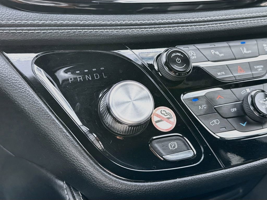 Used 2025 Chrysler Pacifica Limited FWD image 17