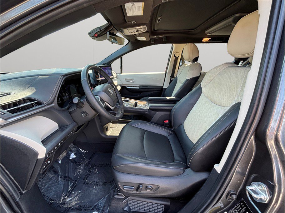 Used 2025 Toyota Sienna Platinum AWD/4WD image 2
