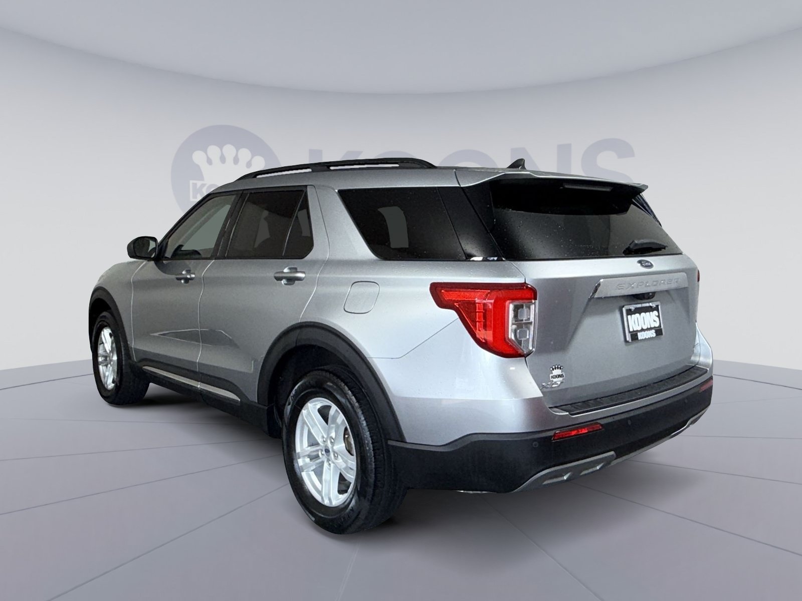 Used 2023 Ford Explorer XLT w/ Equipment Group 202A AWD/4WD image 4