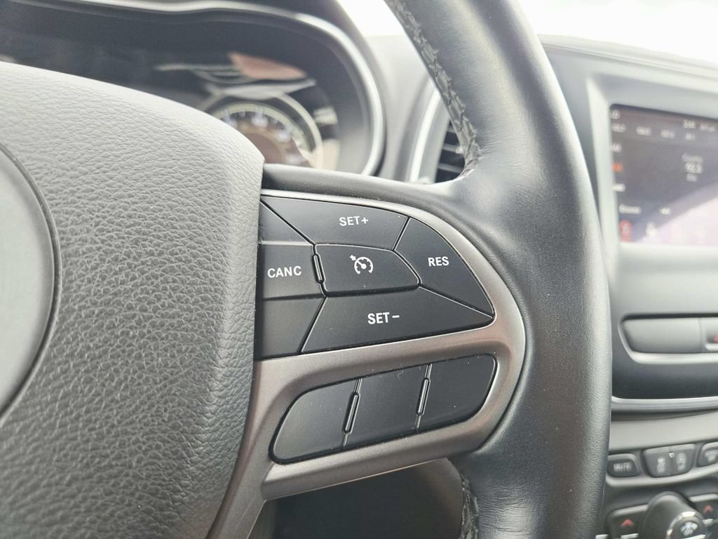 Used 2019 Jeep Cherokee Latitude Plus w/ Comfort/Convenience Group AWD/4WD image 21