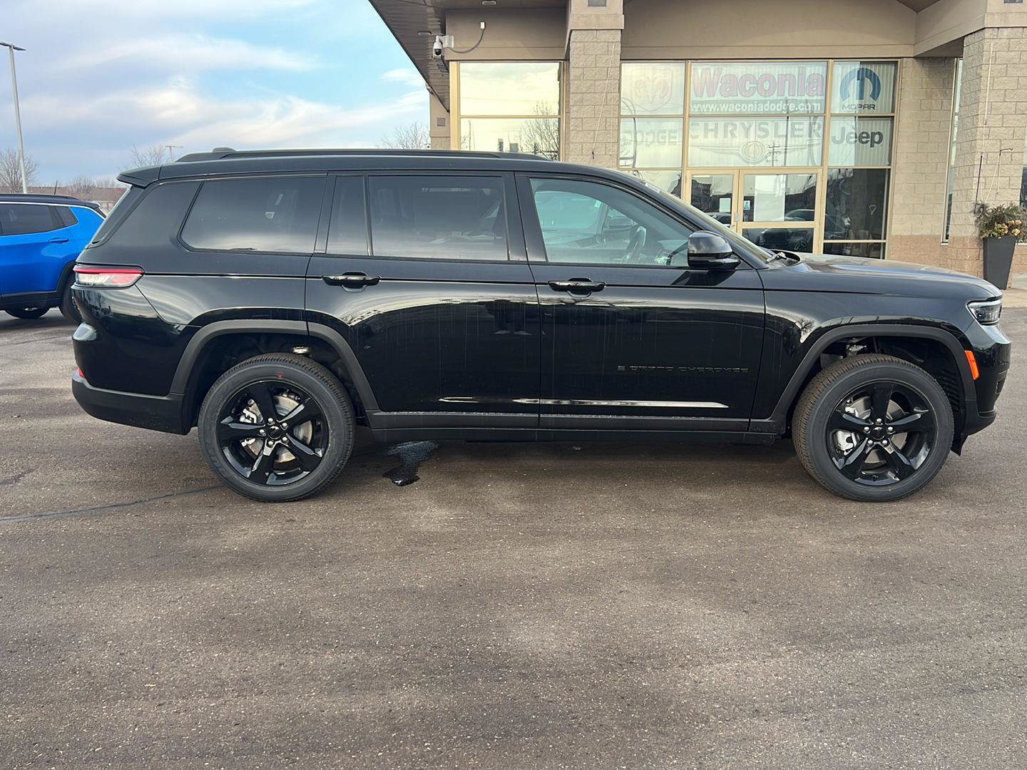 New 2025 Jeep Grand Cherokee L Laredo w/ Trailer Tow Package AWD/4WD image 8