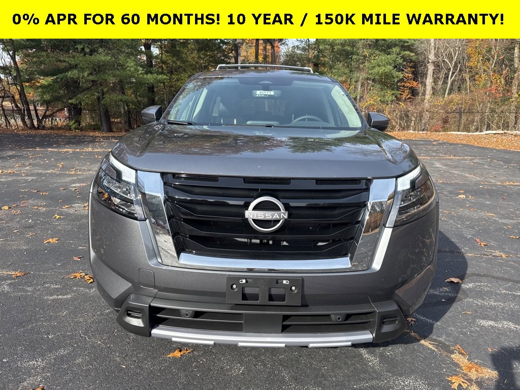 New 2025 Nissan Pathfinder SL image 2