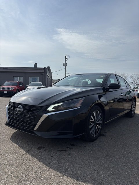 Used 2024 Nissan Altima 2.5 SV image 3