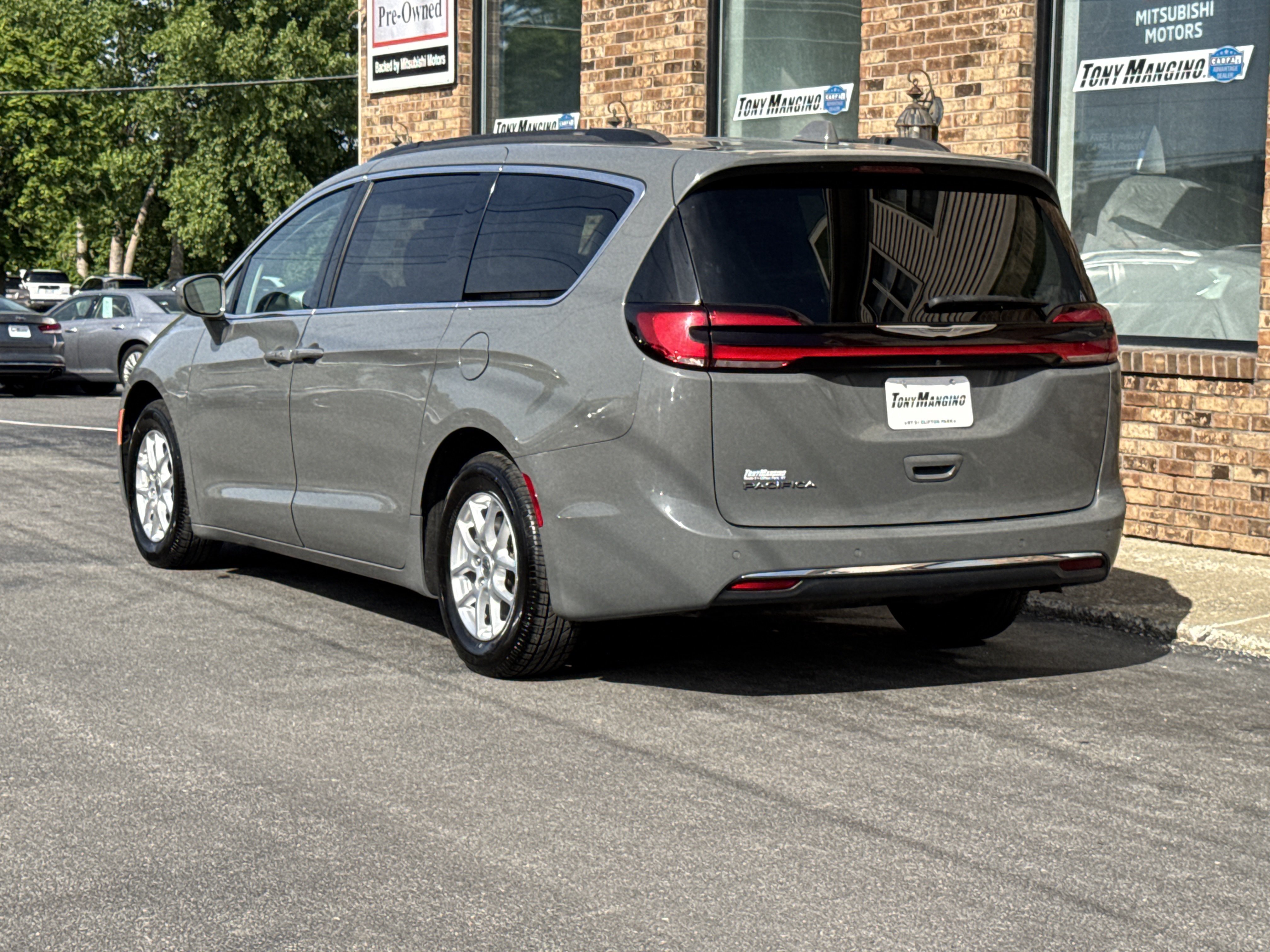 Used 2022 Chrysler Pacifica Touring-L FWD image 3