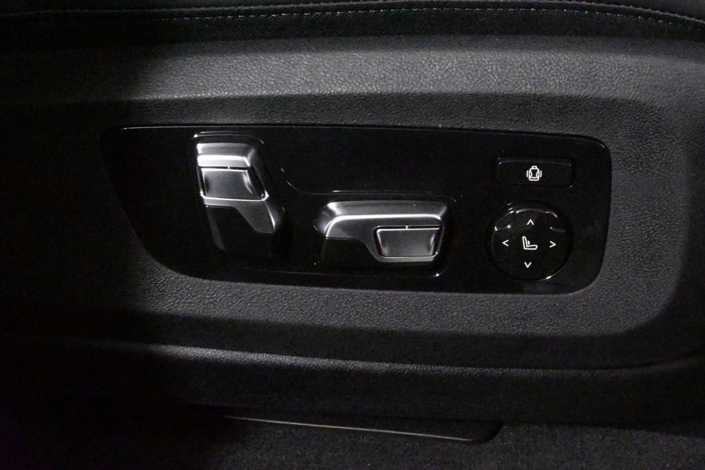 Used 2025 BMW X5 M60i w/ Executive Package image 40
