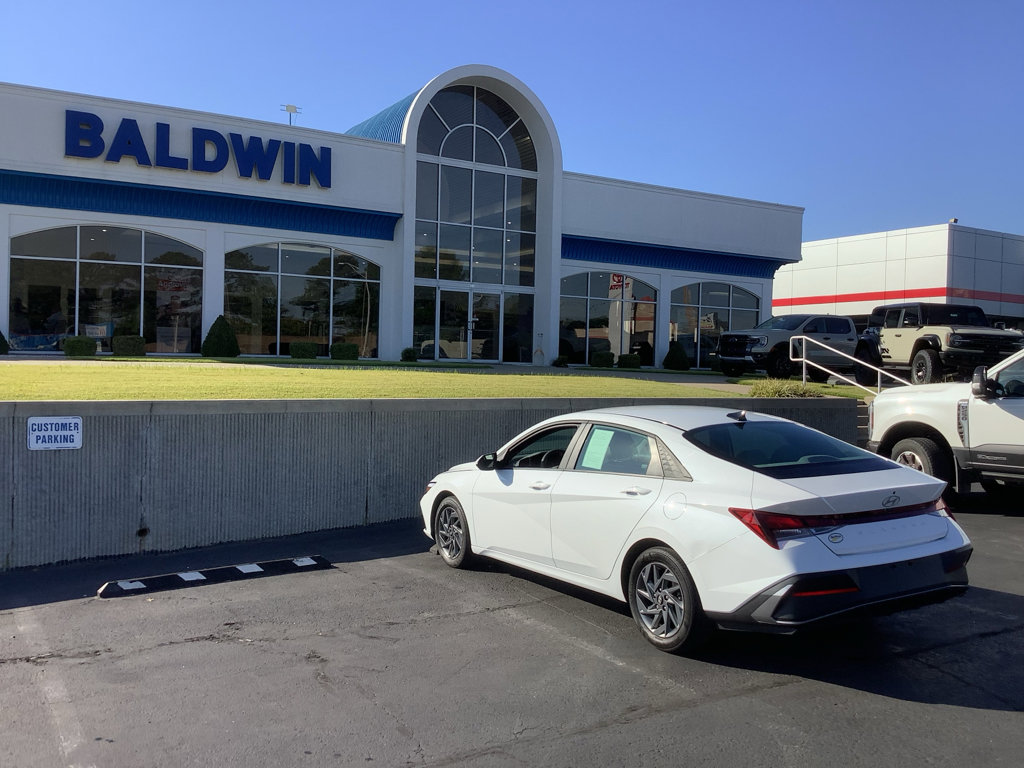 Used 2024 Hyundai Elantra SEL image 5