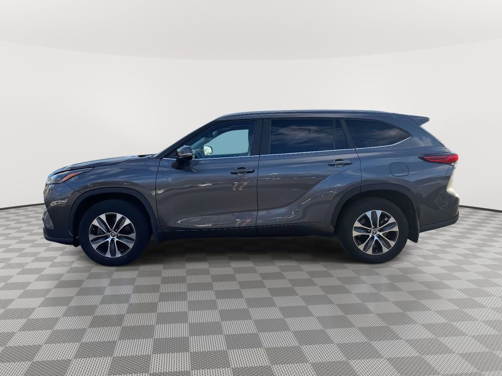 Used 2023 Toyota Highlander XLE image 4
