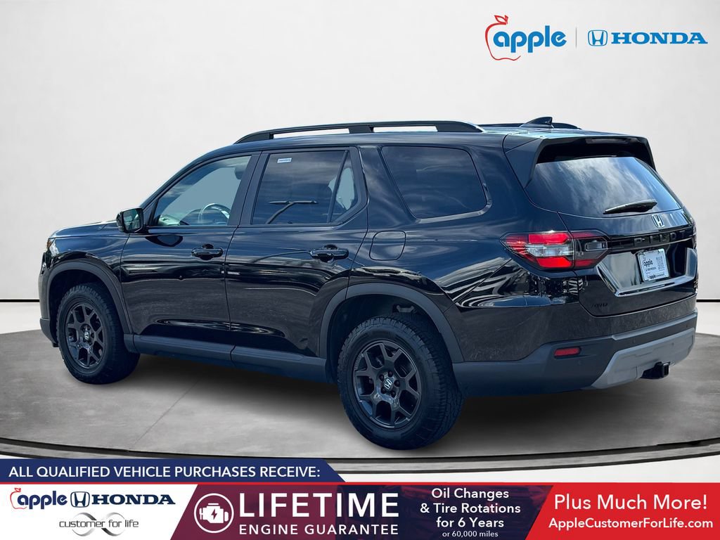 Used 2025 Honda Pilot TrailSport image 4