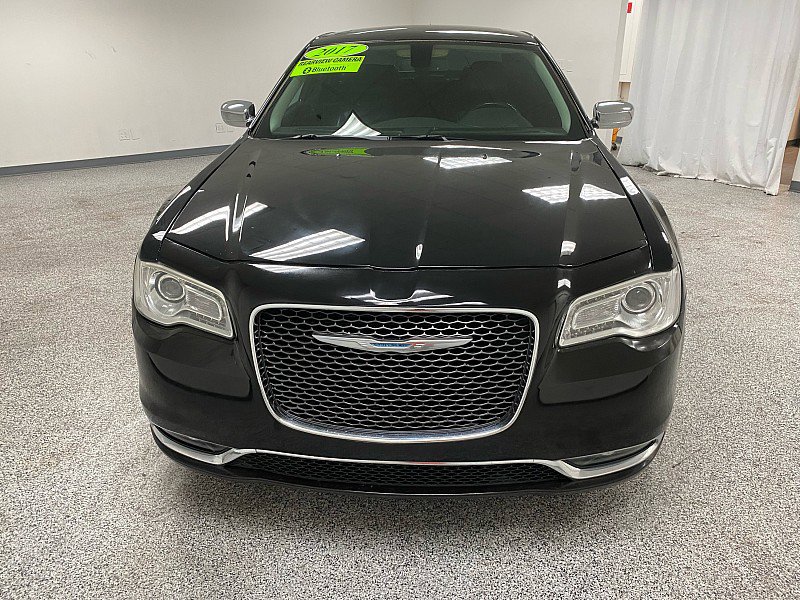 Used 2017 Chrysler 300 C image 2