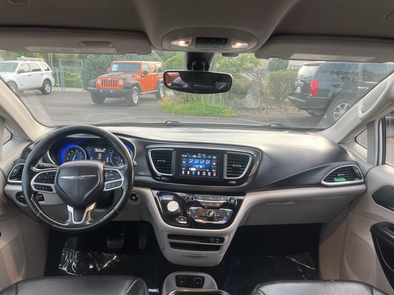 Used 2020 Chrysler Pacifica Touring-L image 9