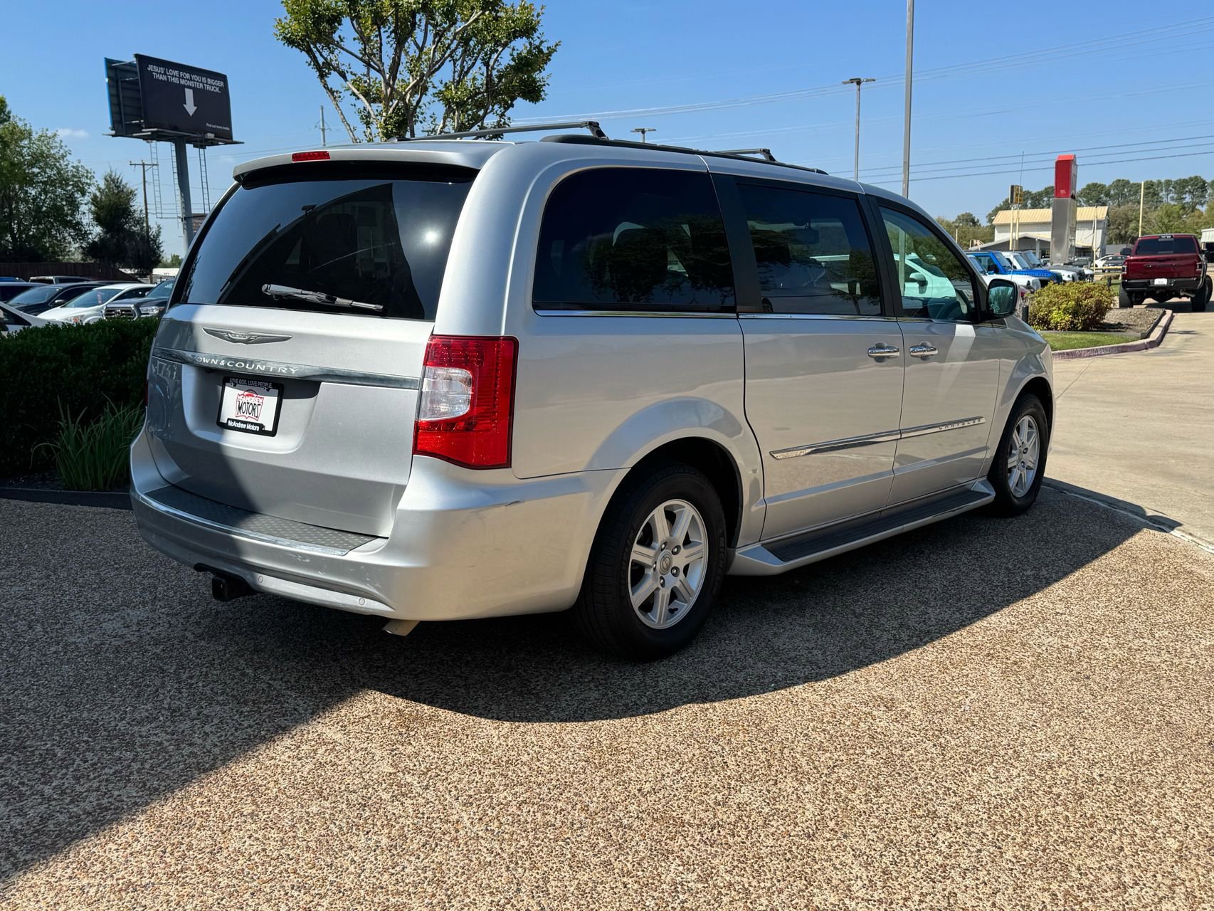 Used 2012 Chrysler Town & Country Touring w/ Entertainment Group #1 FWD image 8