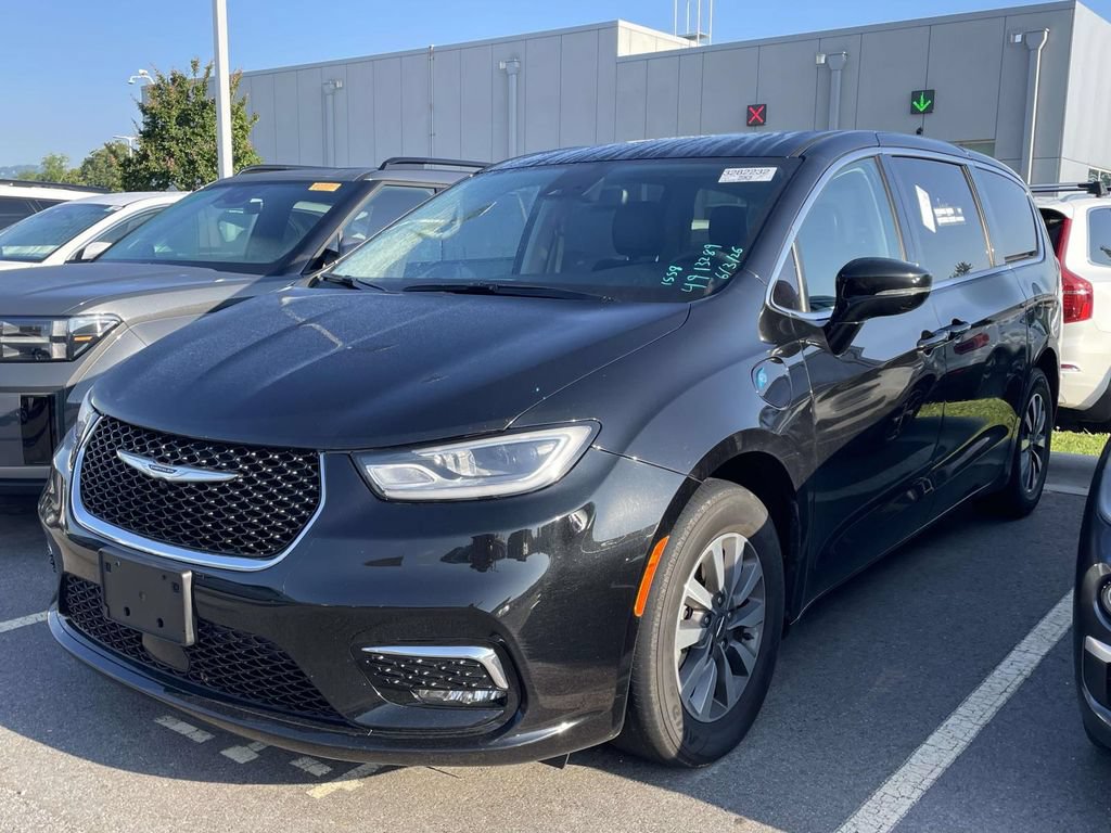 Used 2024 Chrysler Pacifica Limited FWD image 2