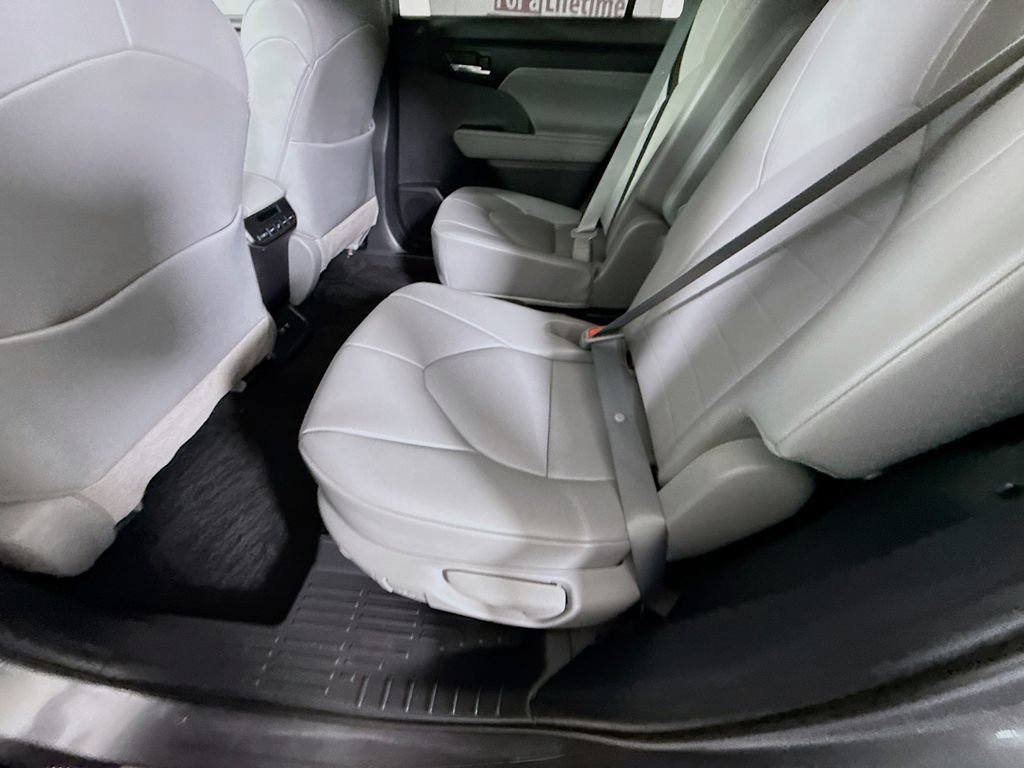 Used 2021 Toyota Highlander XLE image 27