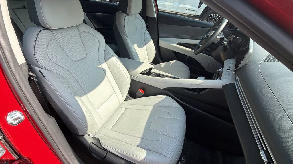 Used 2025 Hyundai Elantra Limited FWD image 28