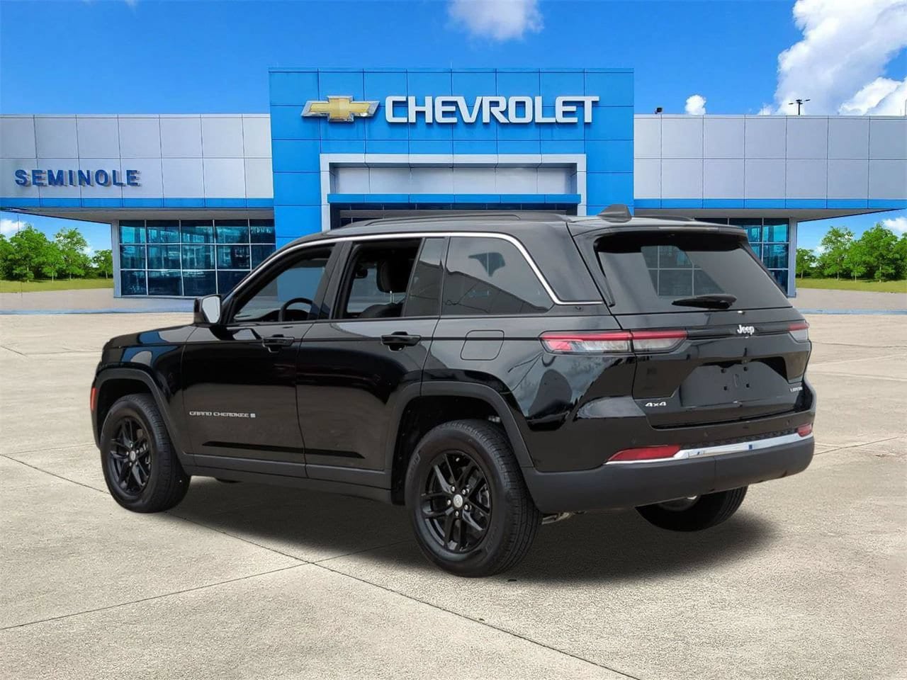 Used 2025 Jeep Grand Cherokee Laredo X w/ Trailer Tow Package AWD/4WD image 3
