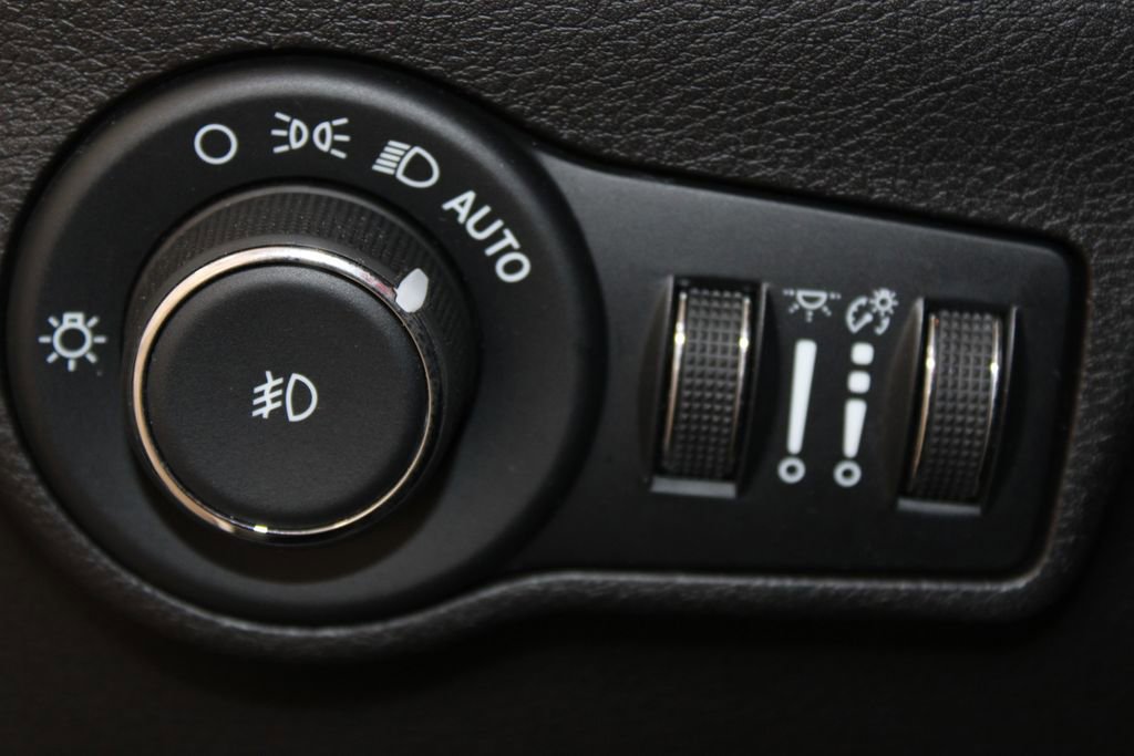 Used 2025 Jeep Compass Trailhawk AWD/4WD image 45