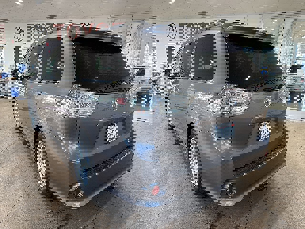 Used 2018 Toyota Sienna SE image 8