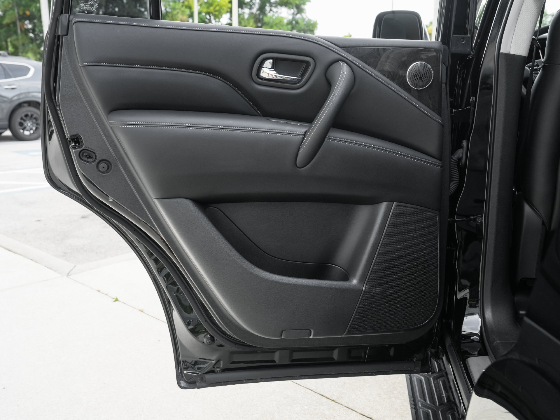 Used 2023 INFINITI QX80 Luxe w/ Cargo Package RWD image 33