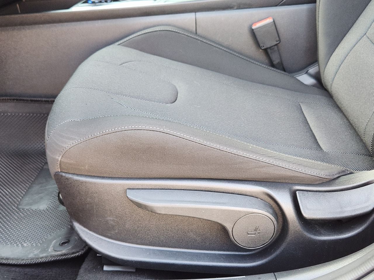 Used 2025 Hyundai Elantra SE w/ Cargo Package FWD image 23