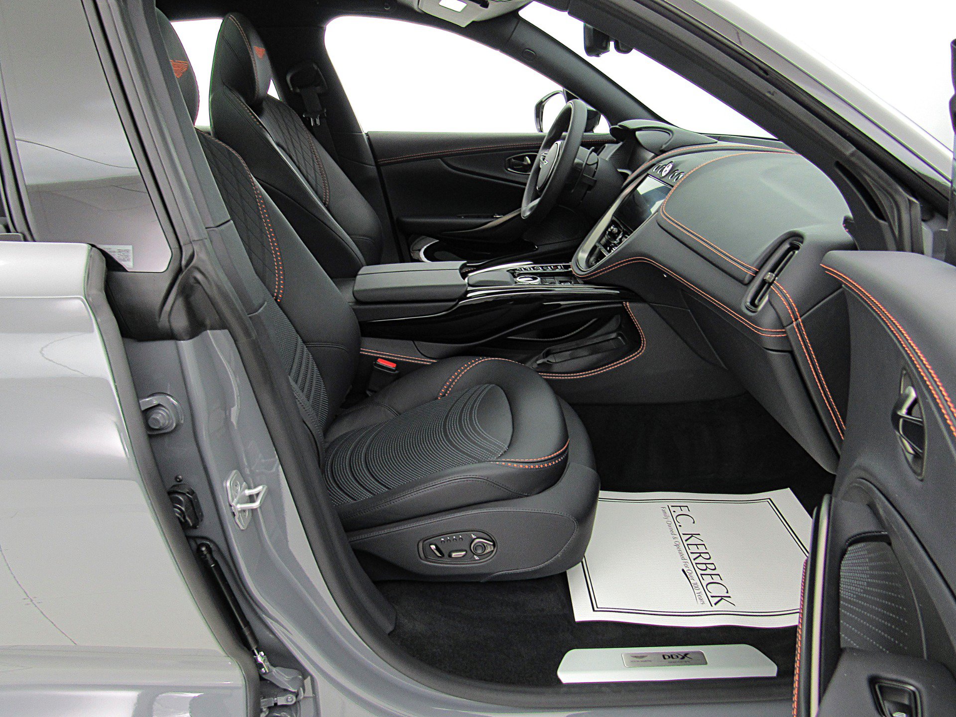 Used 2023 Aston Martin DBX AWD/4WD image 26