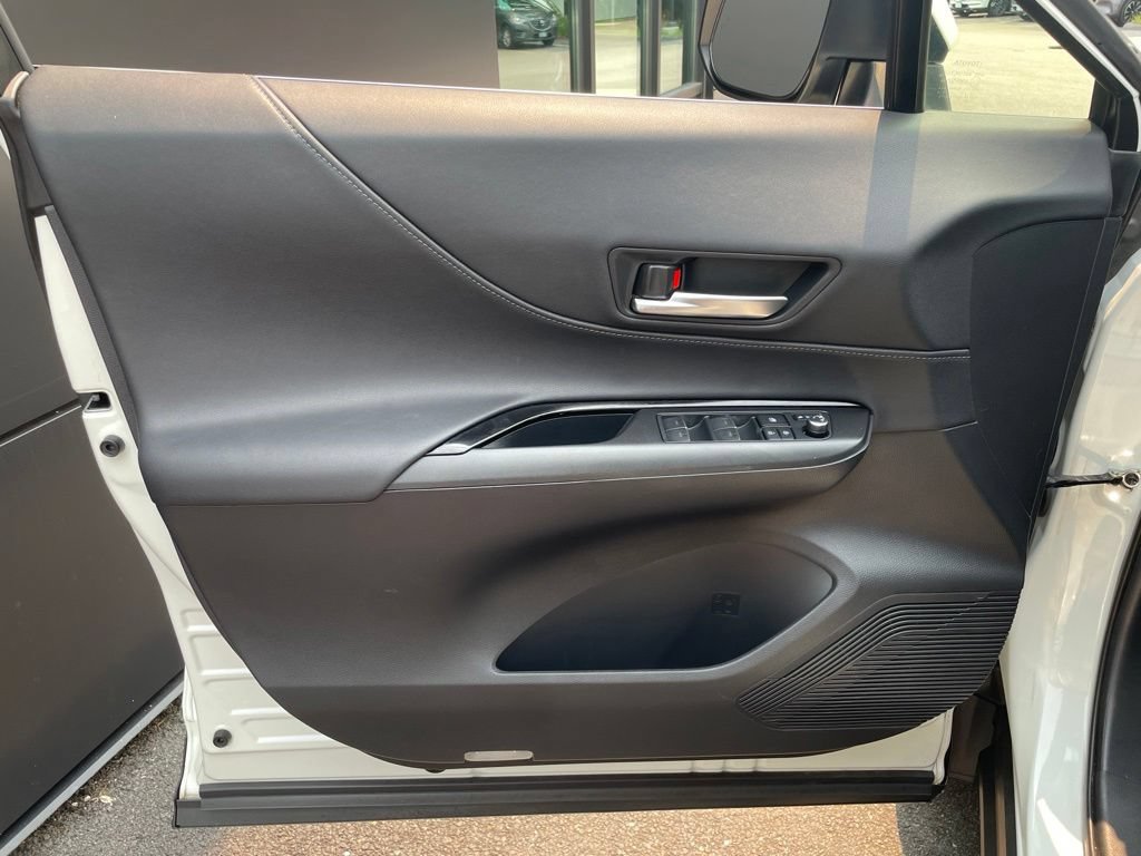 Used 2021 Toyota Venza LE w/ Carpet Mat Package (TMS) AWD/4WD image 9