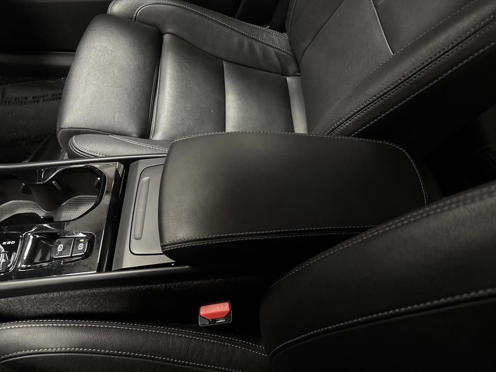 Used 2024 Volvo XC40 B5 Plus w/ Climate Package image 21