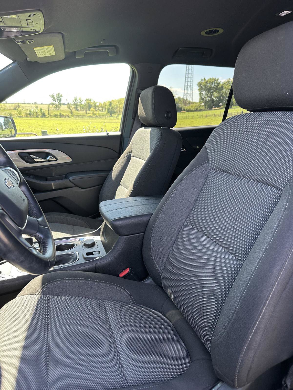 Used 2023 Chevrolet Traverse LT FWD image 27