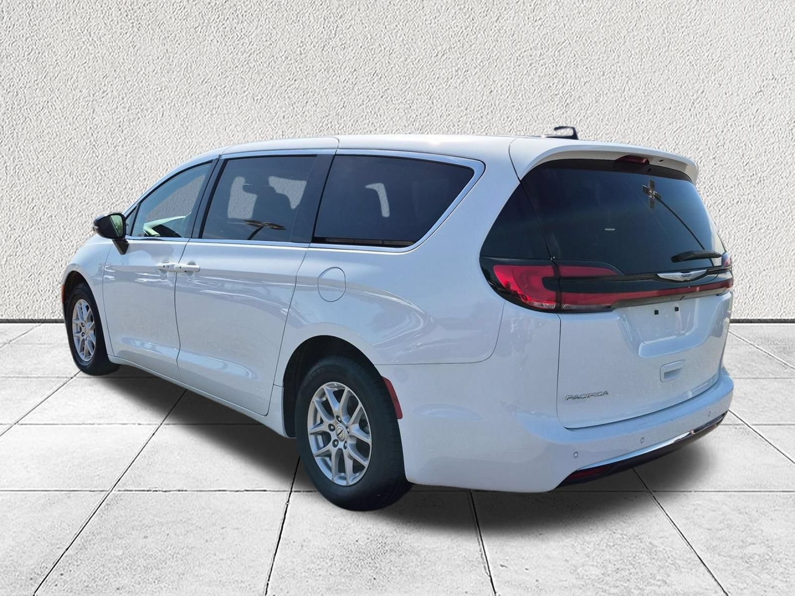 Used 2025 Chrysler Pacifica Select FWD image 5