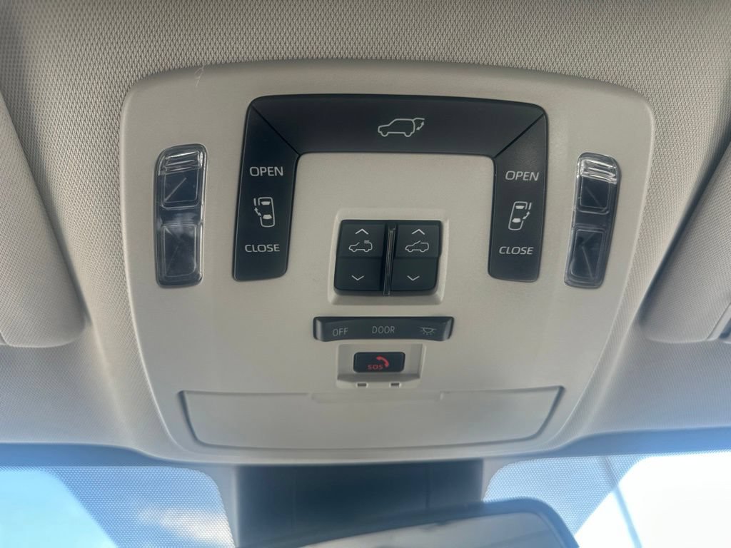 Used 2025 Toyota Sienna XLE FWD image 22