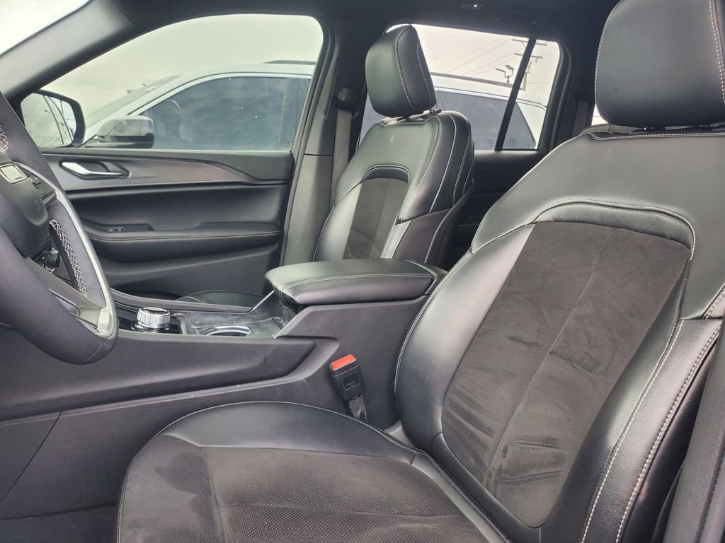 Used 2024 Jeep Grand Cherokee Altitude AWD/4WD image 13