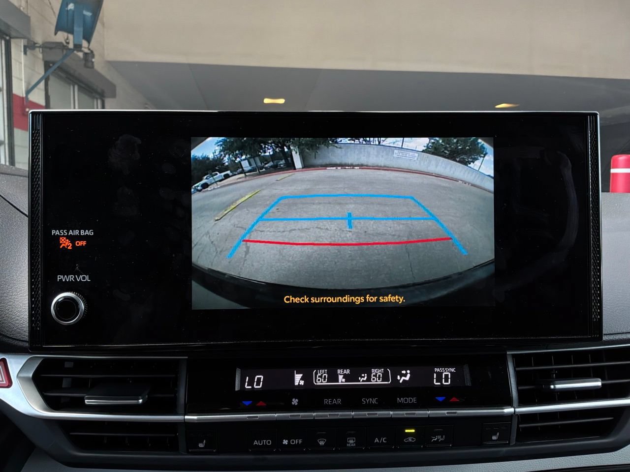 Used 2025 Toyota Sienna XLE FWD image 38