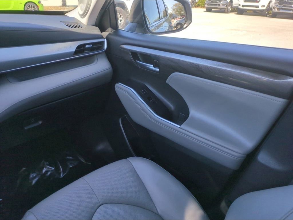 Used 2022 Toyota Highlander Platinum image 19