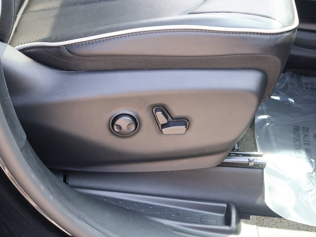 Used 2025 Chrysler Pacifica Limited FWD image 10