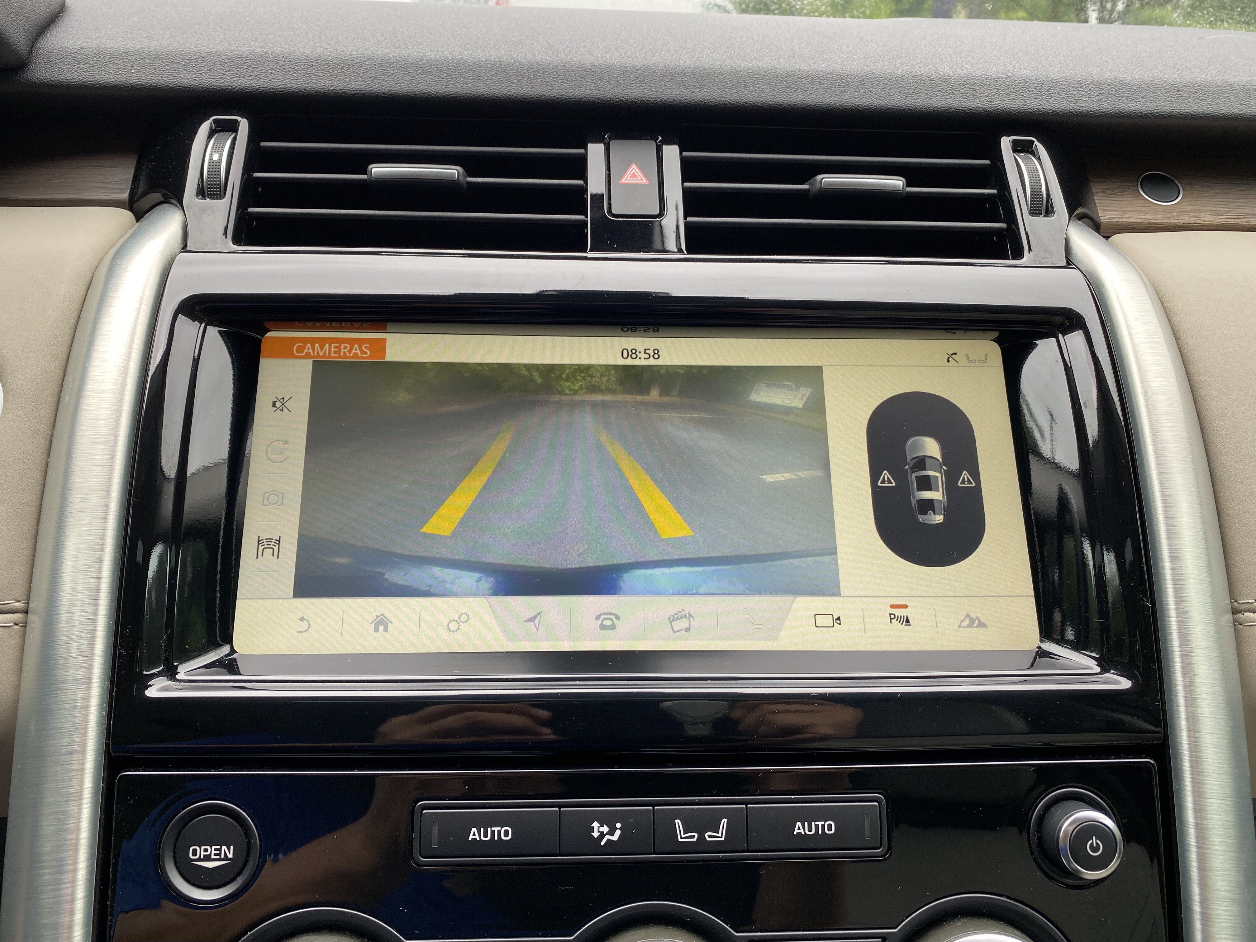 Used 2018 Land Rover Discovery HSE AWD/4WD image 25