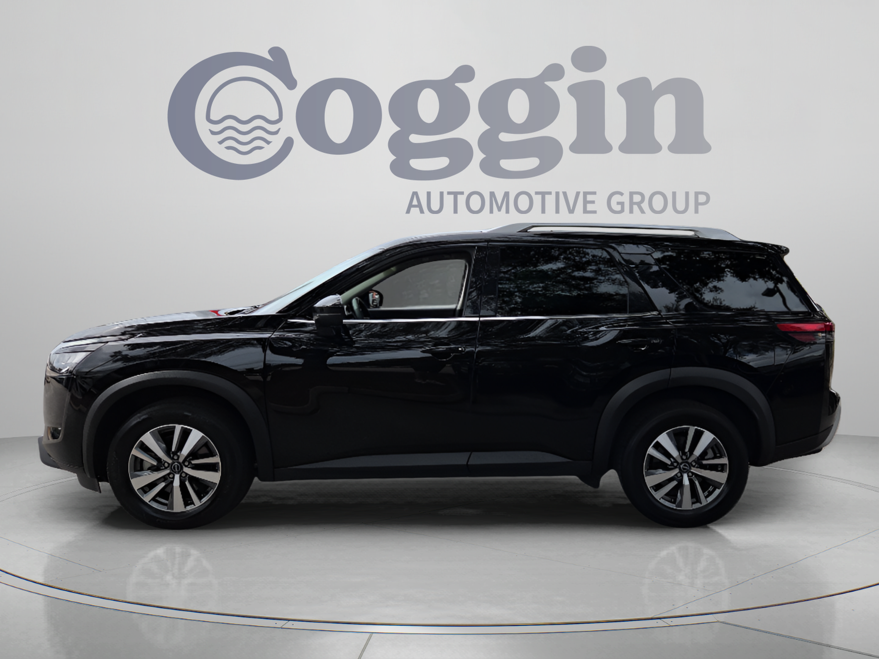 Used 2025 Nissan Pathfinder SL AWD/4WD image 2
