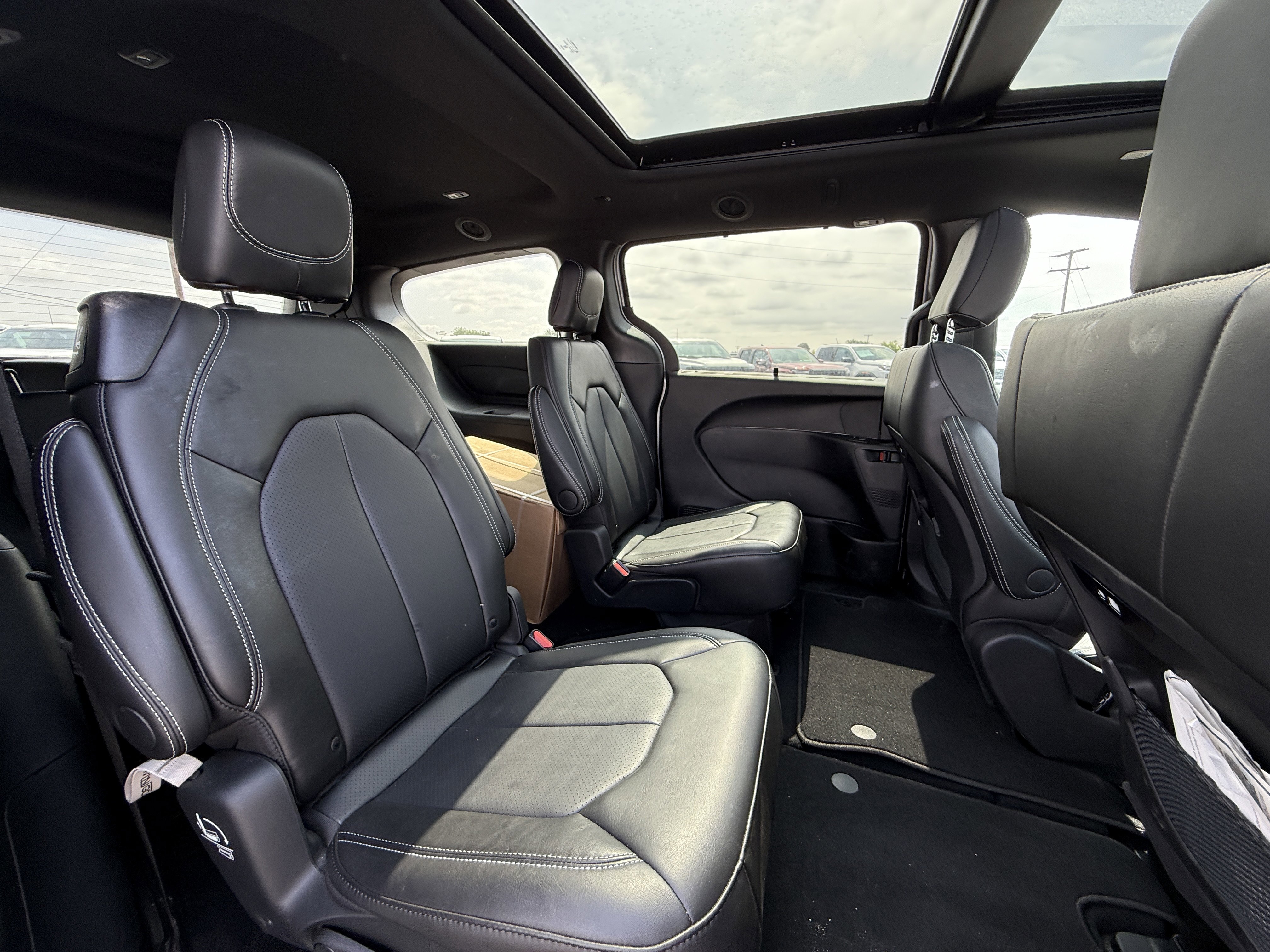 New 2024 Chrysler Pacifica Touring-L w/ S Appearance Package image 15