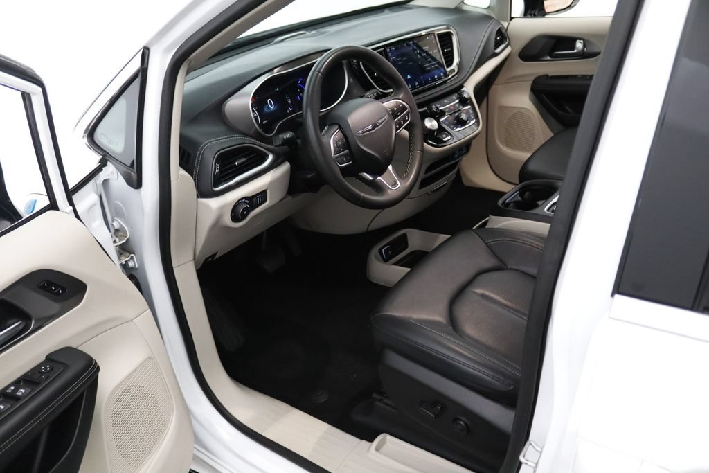 Used 2024 Chrysler Pacifica Limited FWD image 14