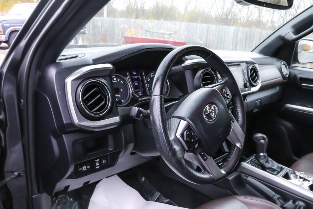 Used 2019 Toyota Tacoma Limited image 14
