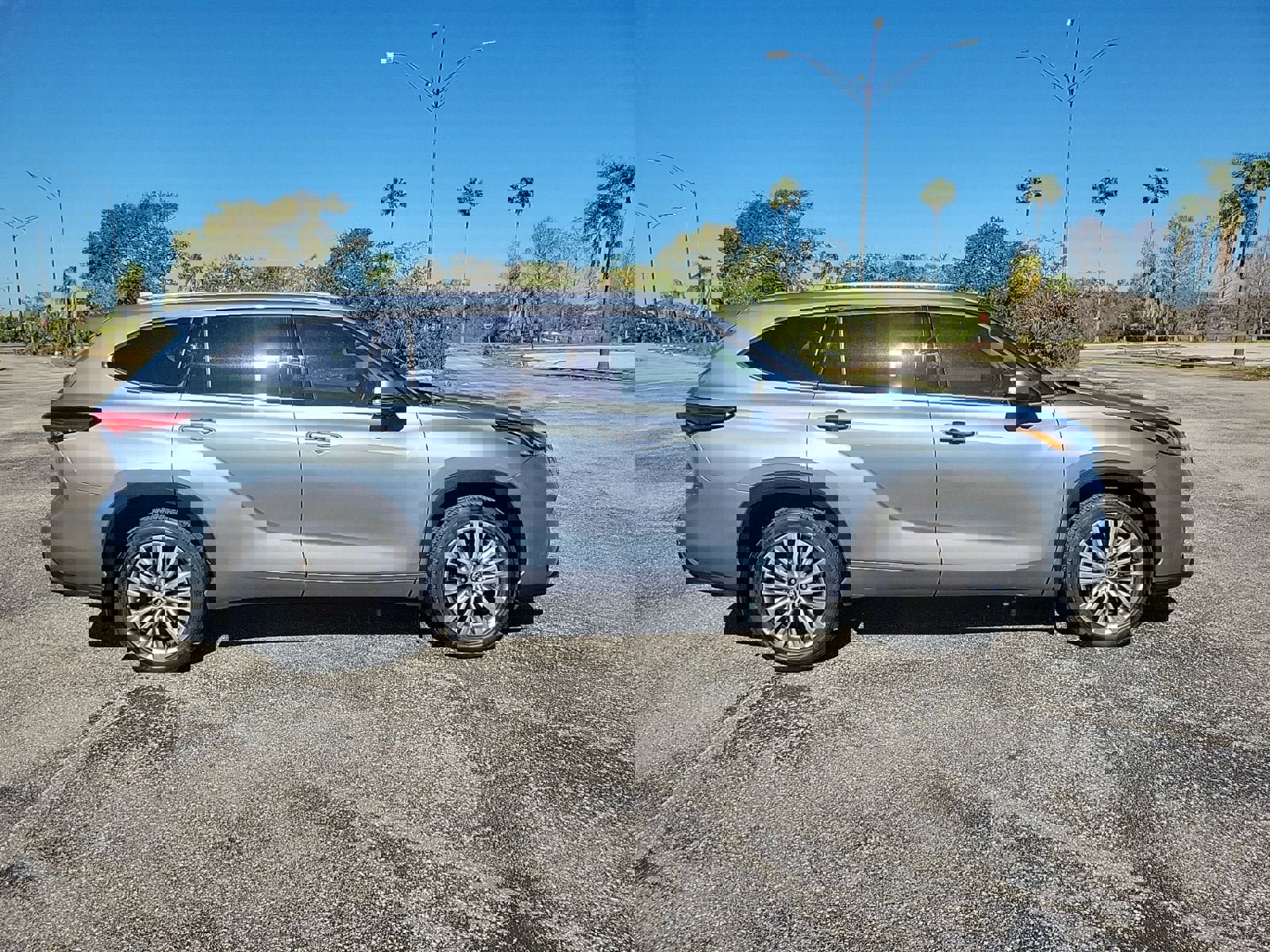 Used 2023 Toyota Highlander Platinum image 5