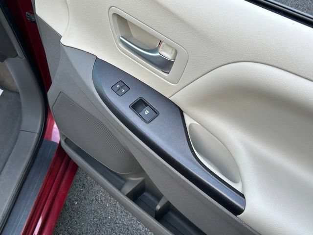 Used 2015 Toyota Sienna LE FWD image 30