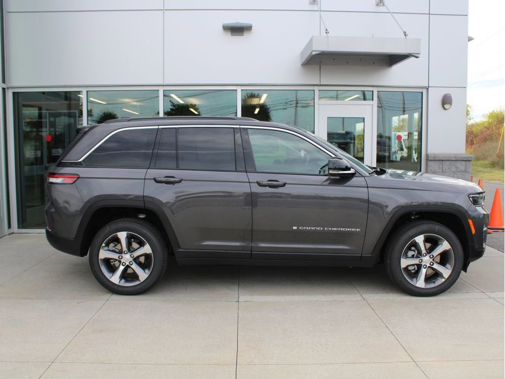 New 2025 Jeep Grand Cherokee Limited w/ Luxury Tech Group II image 3