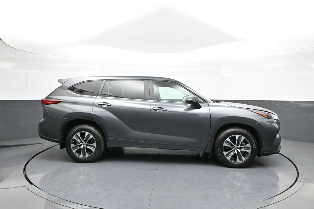 Certified 2023 Toyota Highlander XLE image 5