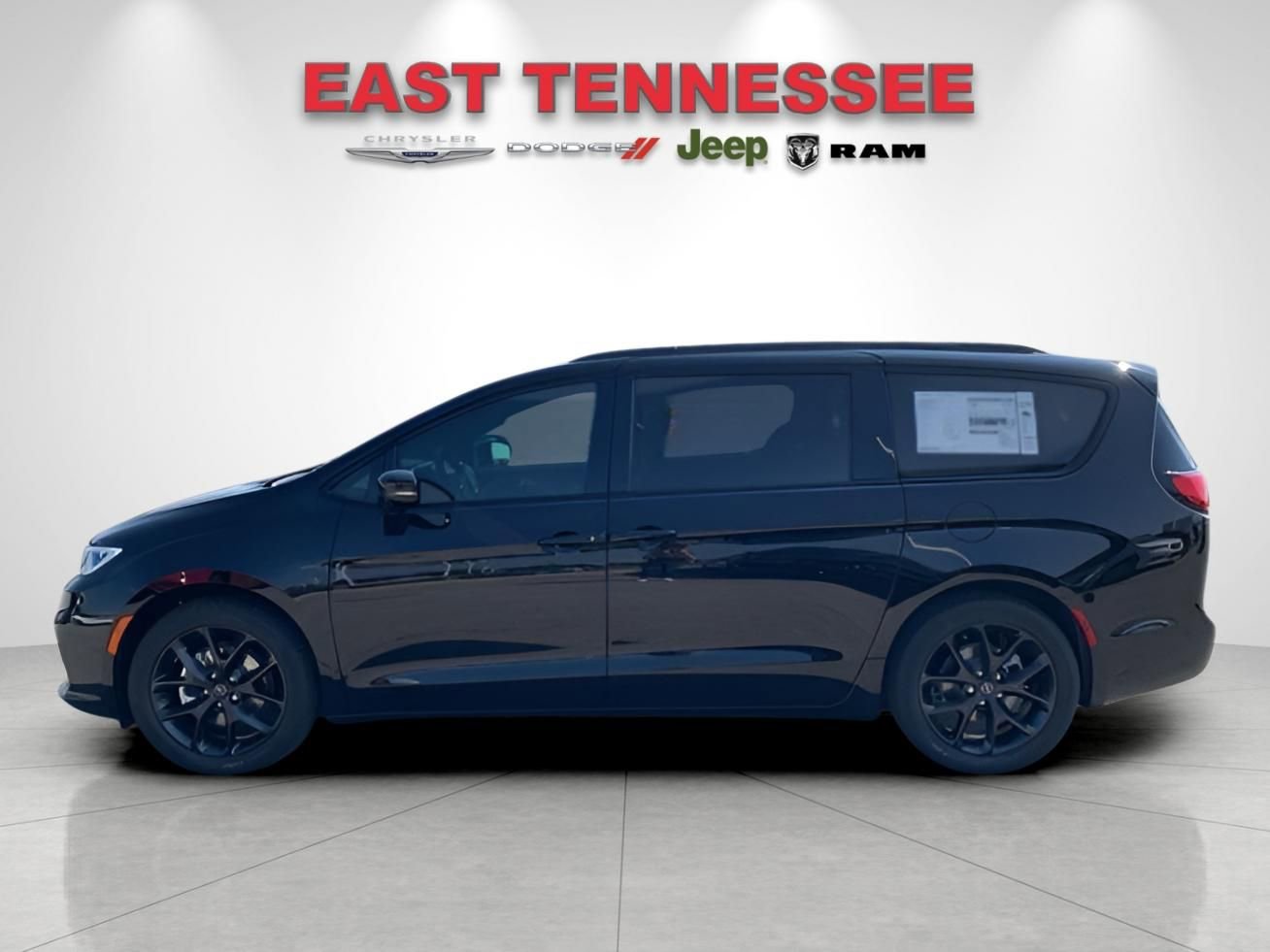 New 2026 Chrysler Pacifica Limited w/ S Appearance Package image 6