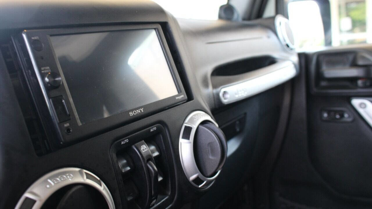 Used 2014 Jeep Wrangler Unlimited Sahara w/ Connectivity Group image 28