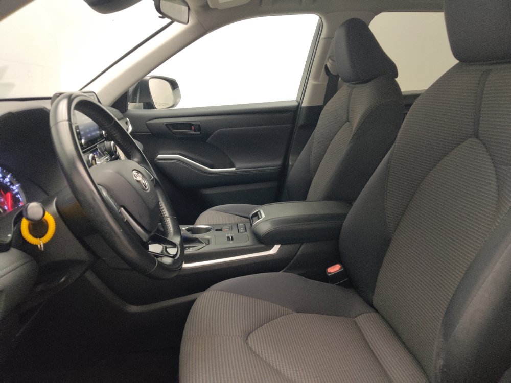 Used 2021 Toyota Highlander LE FWD image 17
