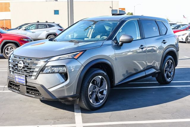 Used 2024 Nissan Rogue SV image 3