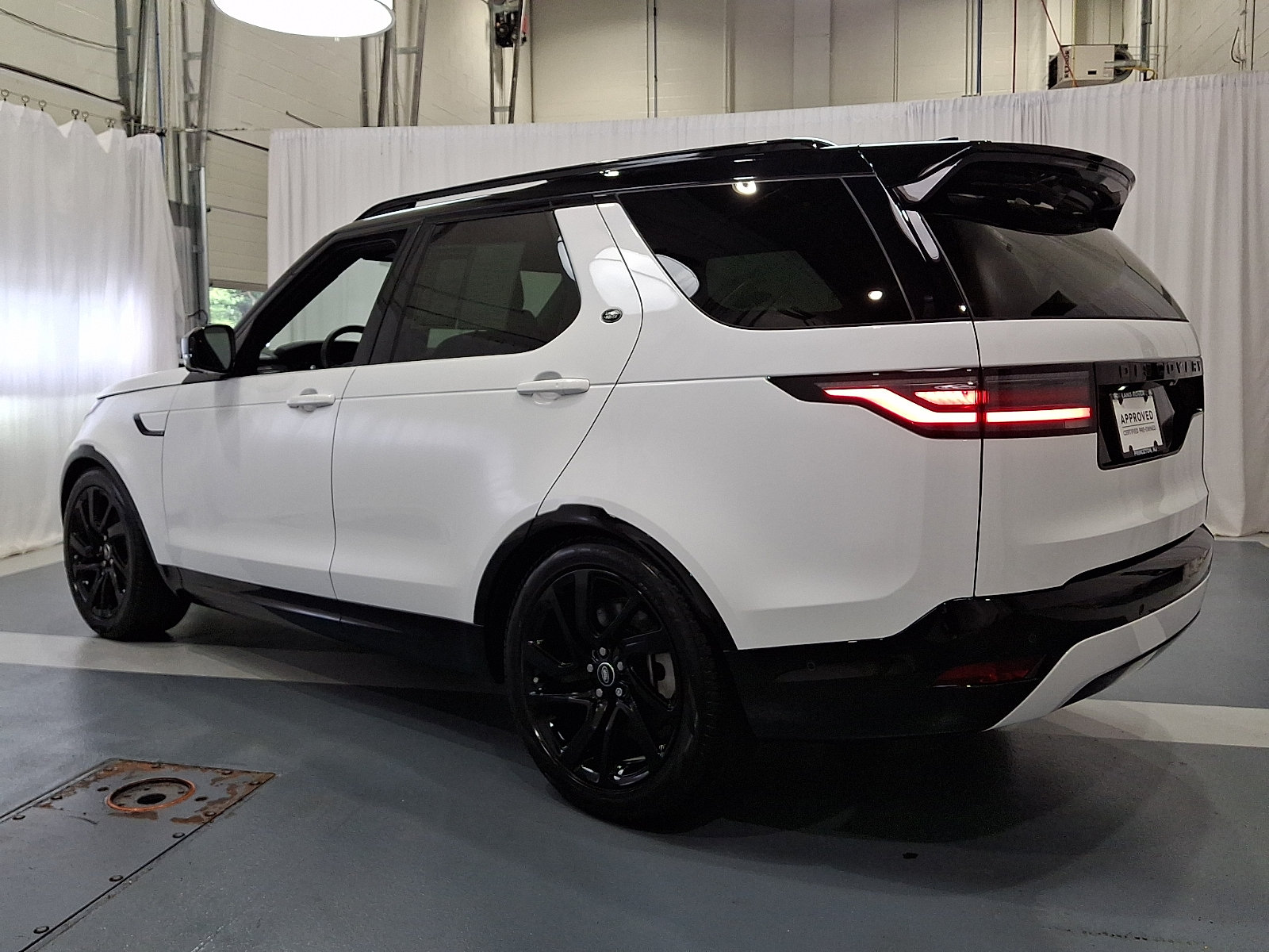 Certified 2025 Land Rover Discovery Dynamic SE AWD/4WD image 6